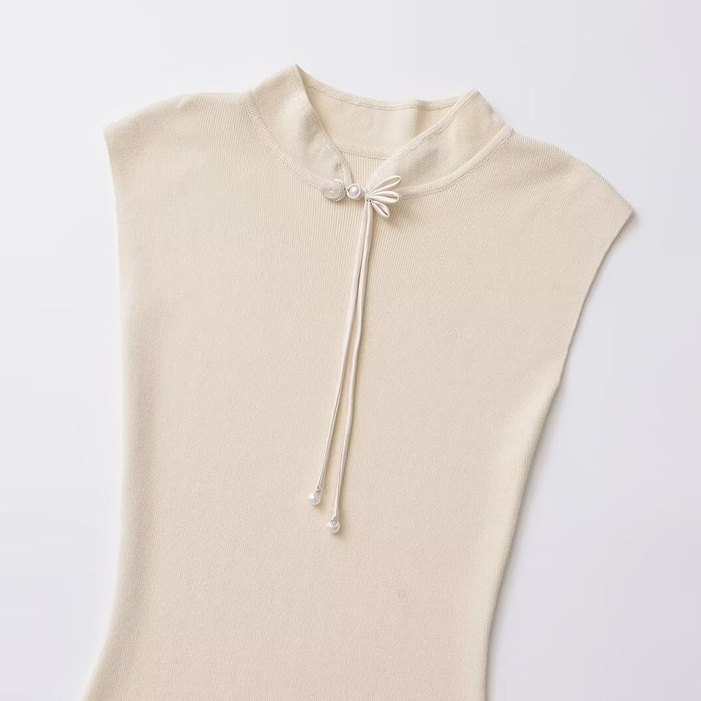 Button-fastening sleeveless dress