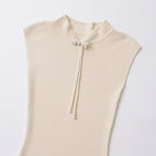 Button-fastening sleeveless dress