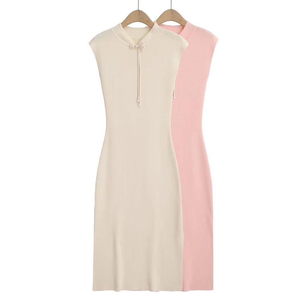 Button-fastening sleeveless dress