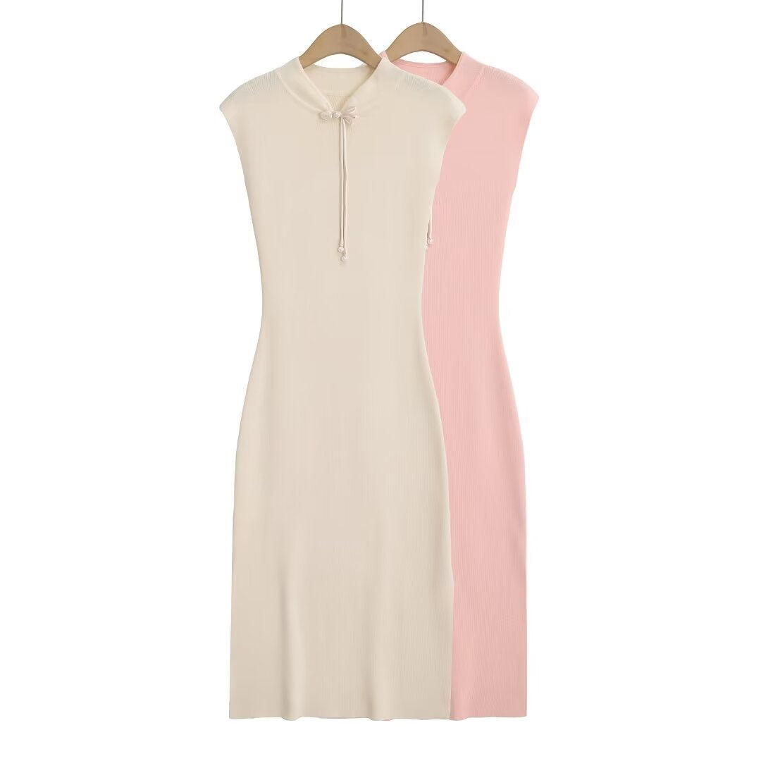 Button-fastening sleeveless dress