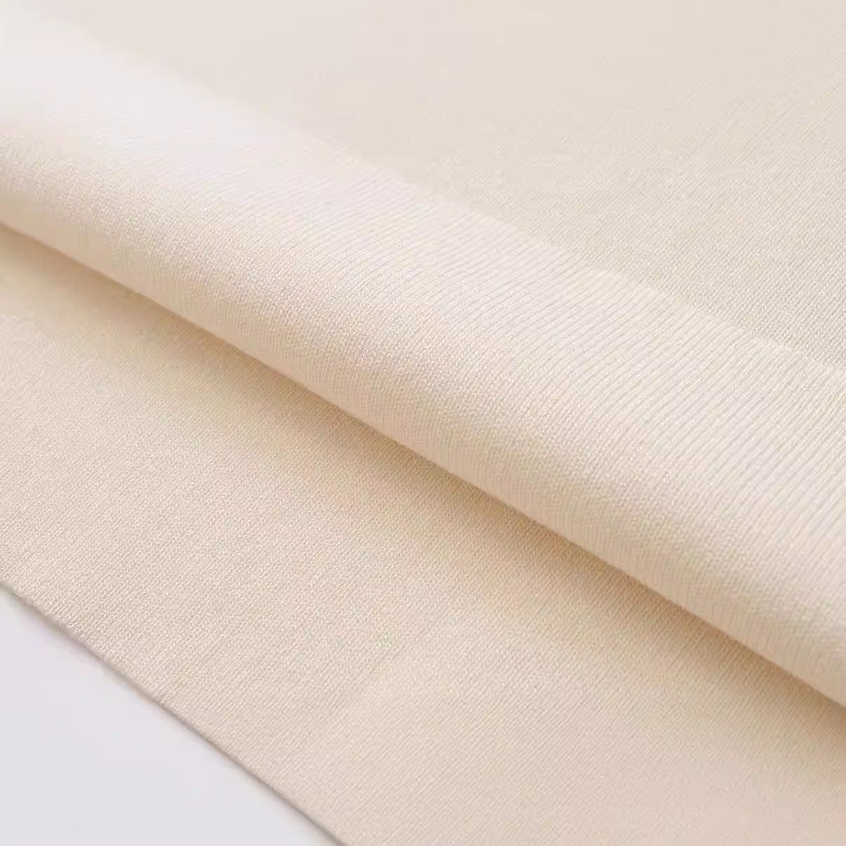 Button-fastening sleeveless dress