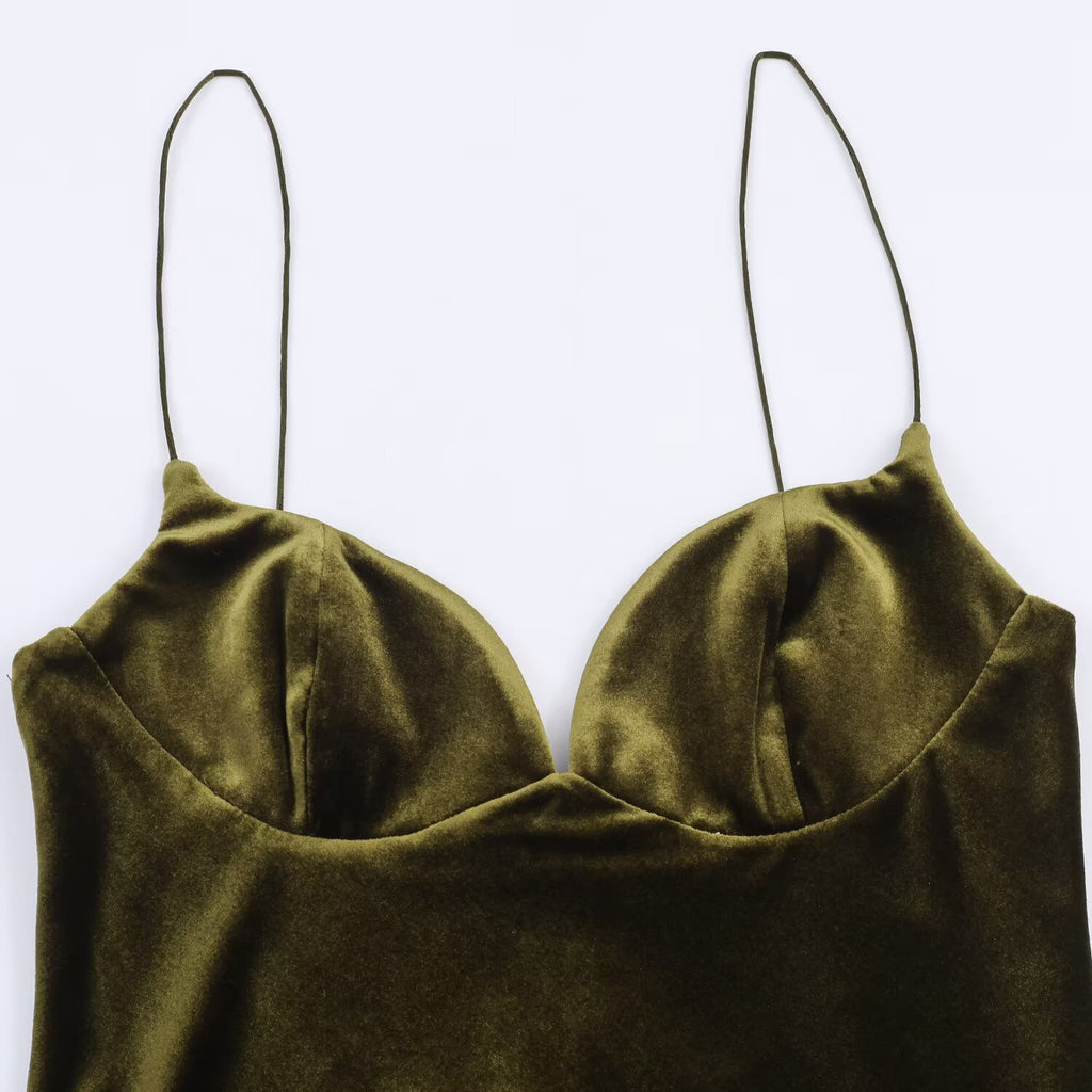 Robe élégante à fines bretelles en velours