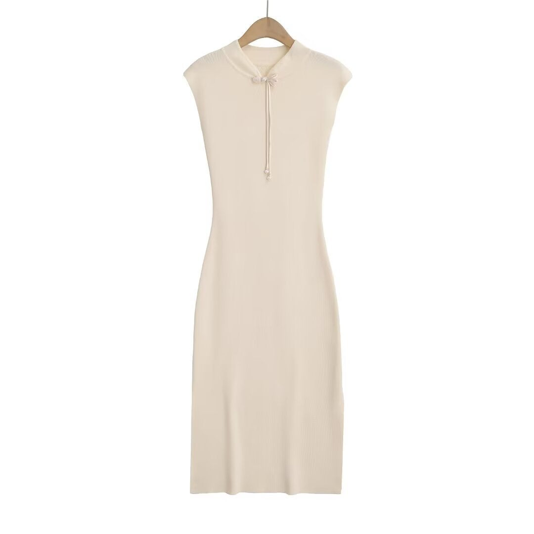 Button-fastening sleeveless dress